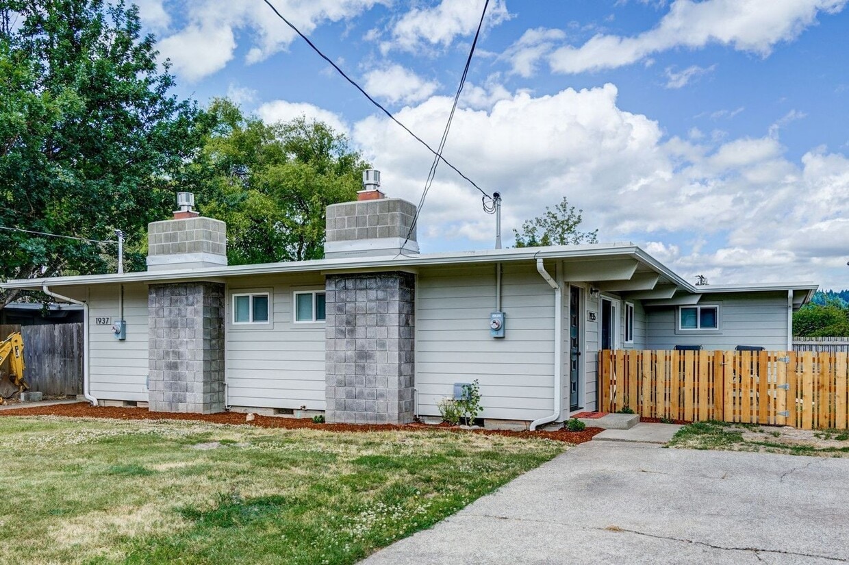Primary Photo - Updated 2 Bedroom 1 bath duplex in NW Corv...