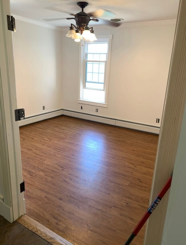 Building Photo - 427 Kenwood Ave
