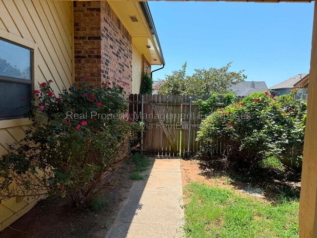 Building Photo - 4105 Heritage Pl Dr