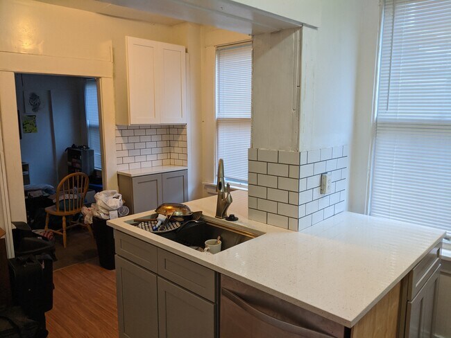 Building Photo - 324 E 20th Ave