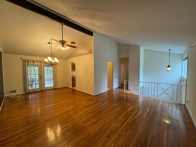 Foto del edificio - Gorgeous 4 Bed 3 Bath Home Sitting On Spac...