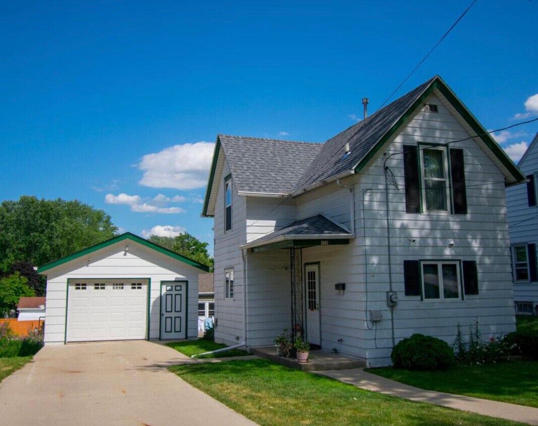 430 Cedar St, Hartford, WI 53027 House Rental in Hartford, WI