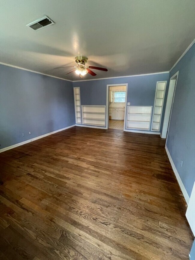 Building Photo - 415 W. CATALPA ST. - NO PETS - CALL OFFICE...