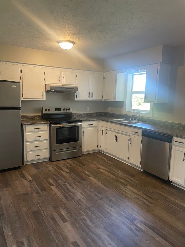 Building Photo - 4 bedroom 2 bathroom house for rent