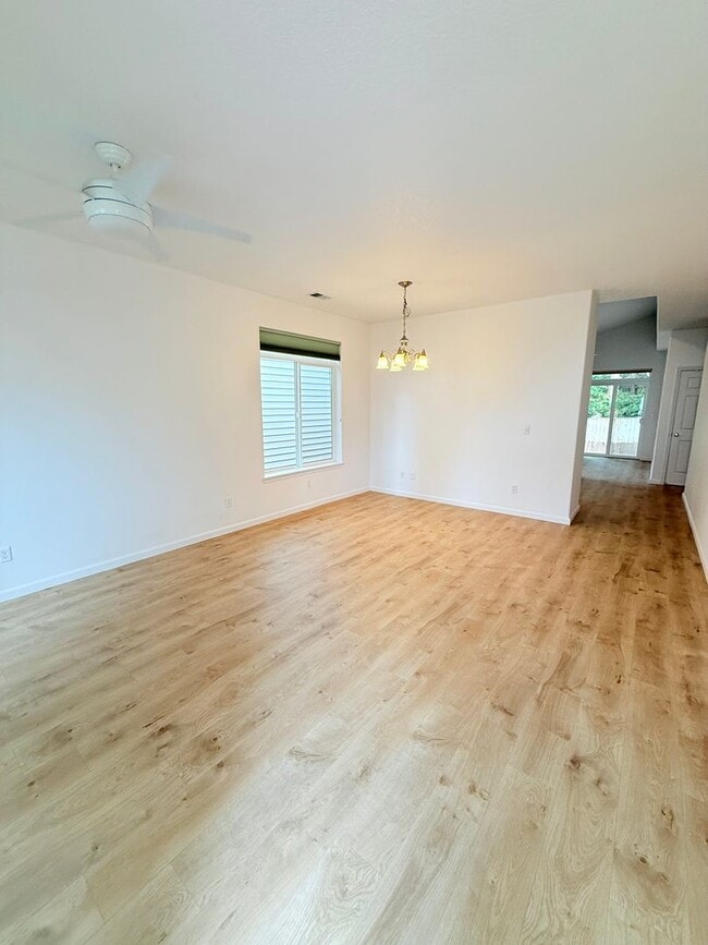 Building Photo - Beautiful 3 bedroom 2 bathroom one level home -Vancouver School District