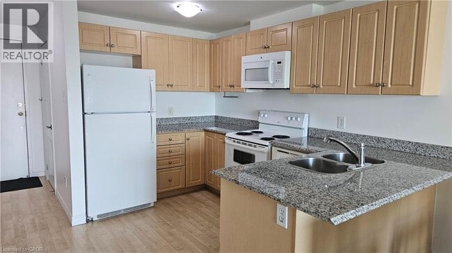 Building Photo - 135 James St S