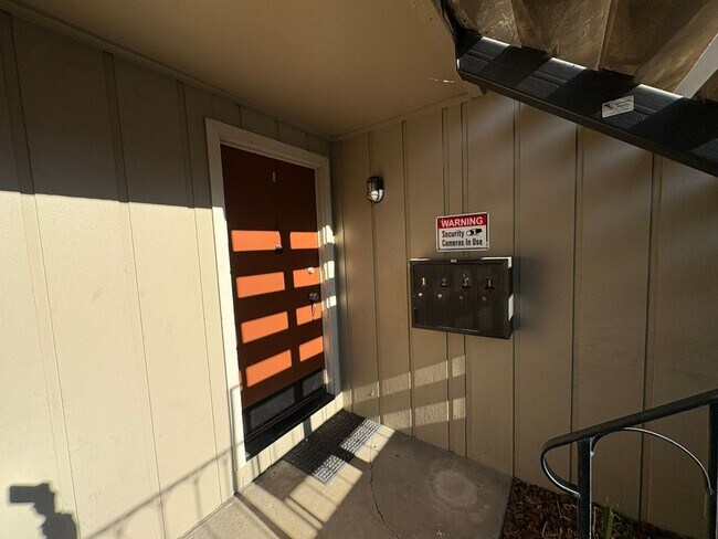 Building Photo - Cute Midtown Unit!