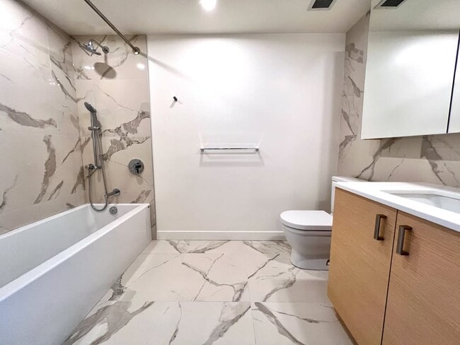 Building Photo - 200 Klahanie Crt