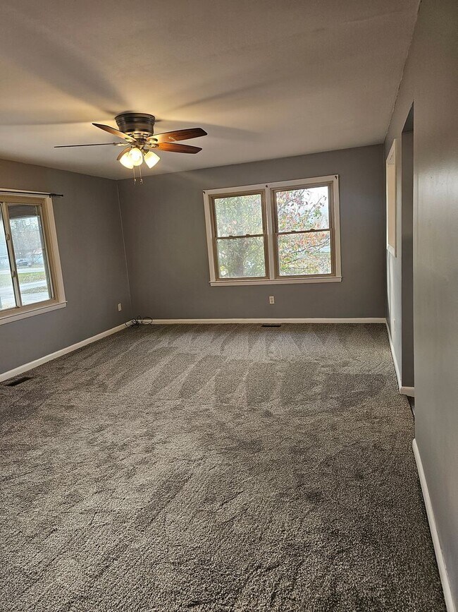 Building Photo - 3 bedroom 2 bathroom for rent!