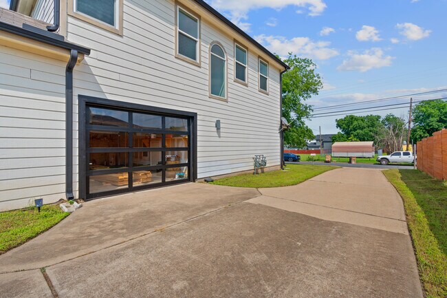 Building Photo - 7204 Carver Ave