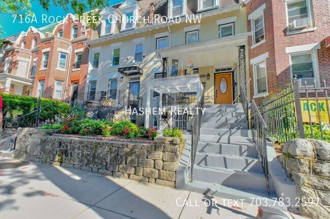 Foto del edificio - 716A Rock Creek Church Road NW-