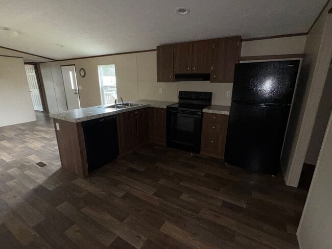 Building Photo - Nice 2 bedroom, 2 bath Mobile Home