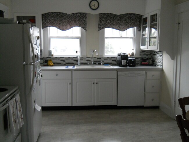 Kitchen - 421 Woodford St