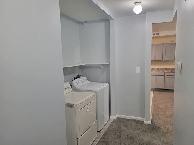 Building Photo - Spacious 3 BR/2 BA Townhome  in Greenway!