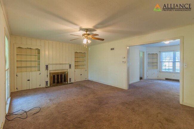 Building Photo - 1016 Bertrand St