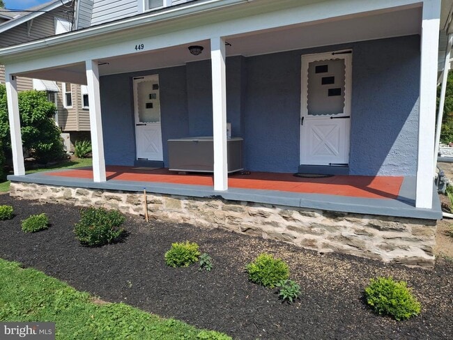 Building Photo - 449 Roslyn Ave