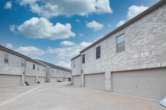 Building Photo - 3214 Holly Hall St