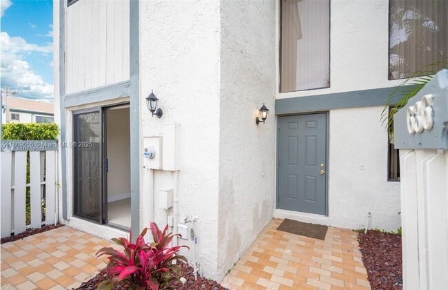 Foto del edificio - 636 NE 195th St