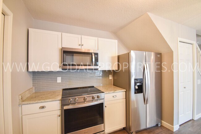 Foto del edificio - Updated 2-Bedroom Townhome Near Jordan Creek with Attached Garage