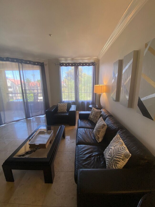 Building Photo - Amazing 2 bedroom furnished condo 1 block ...