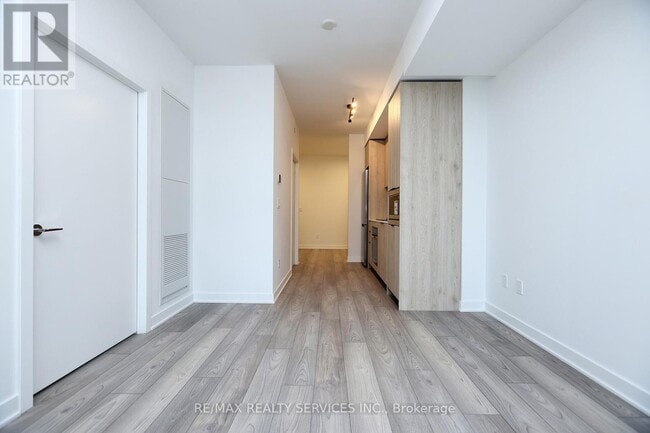 Building Photo - 1007 The Queensway