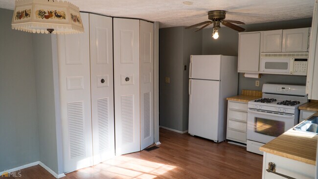 Building Photo - 5277 Old Trail Cir