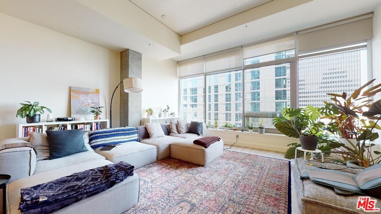 Foto principal - 1155 S Grand Ave