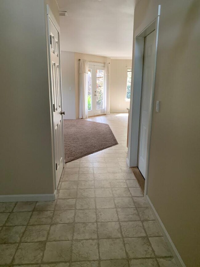 Building Photo - 2202 NW North Hill Dr