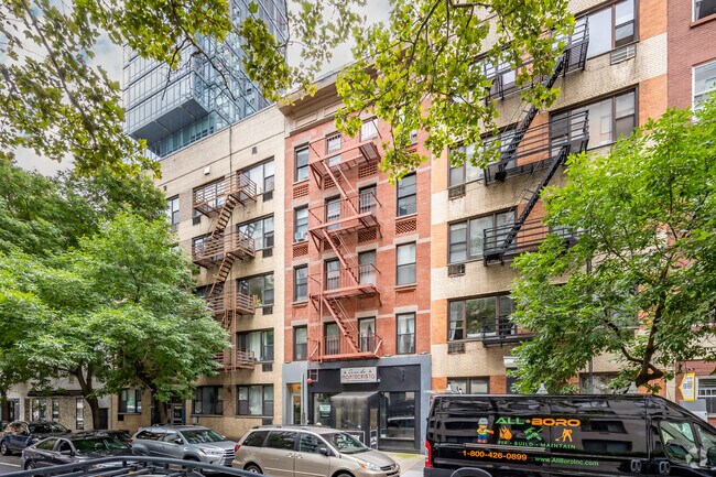Building Photo - 334 E 73rd St