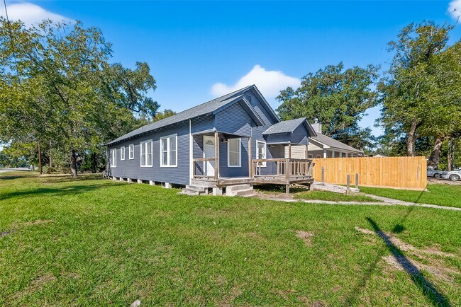 Foto del edificio - 301 E 3rd St