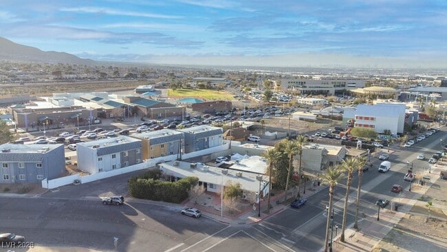 Building Photo - 342 S Water St