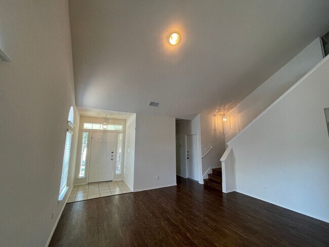 Foto del edificio - - MASTER BEDROOM DOWNSTAIRS - WASHER DRYER...