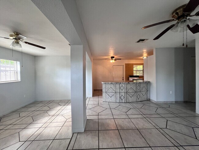 Foto del edificio - Charming 3 bed 1 bath Single Family Home w...