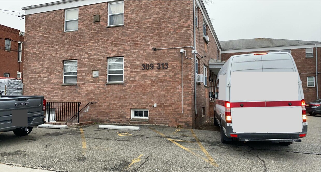 Primary Photo - 309 E 22nd St