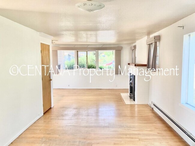 Foto del edificio - Large home with a huge yard on the West si...