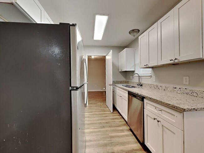 Building Photo - 1340 E Park Dr