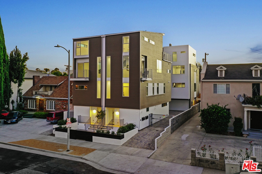 Primary Photo - 423 1/2 S Wilton Pl