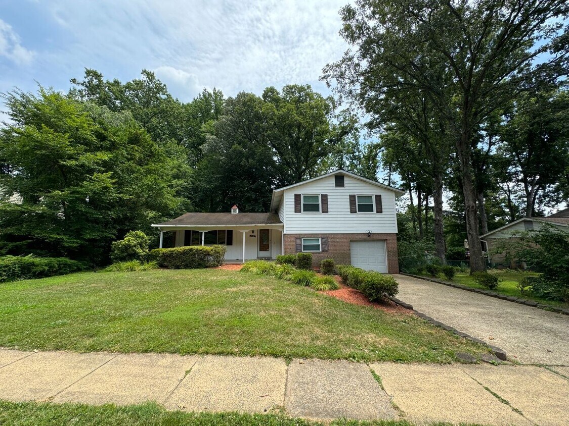 Foto principal - Spacious 4 Bed 3 Bath Home With Fully Fenc...