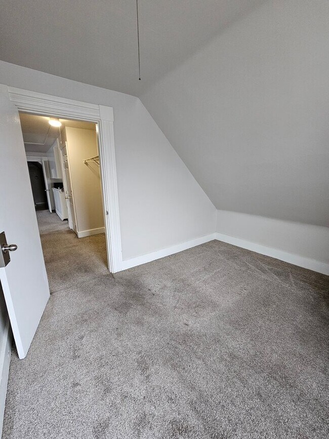 Building Photo - 260 Laurel St