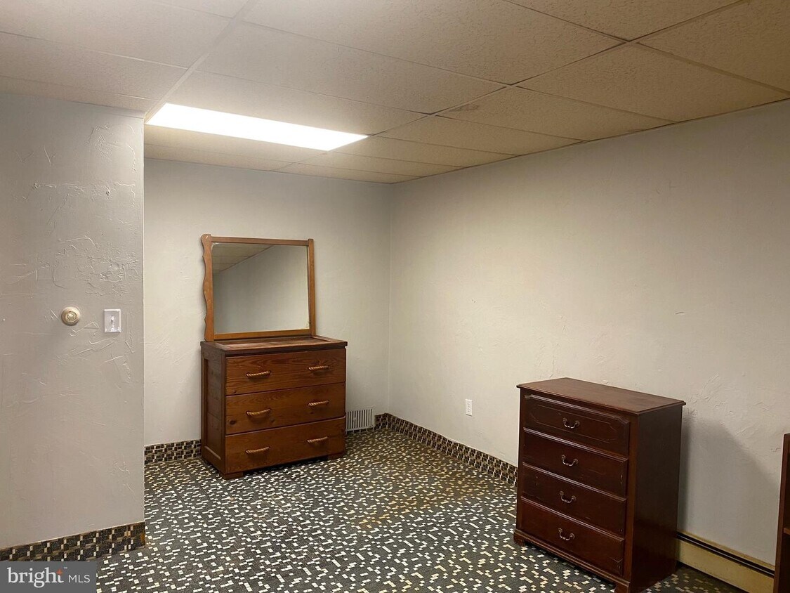 17 S 2nd St Unit F, Quakertown, PA 18951 Room for Rent in Quakertown