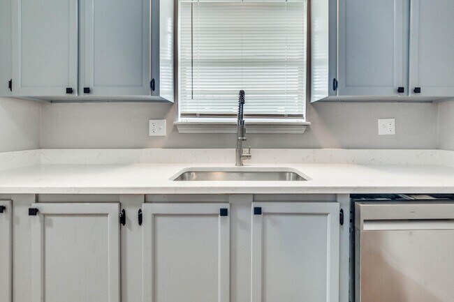 Foto del edificio - 1229 Lakecrest Dr