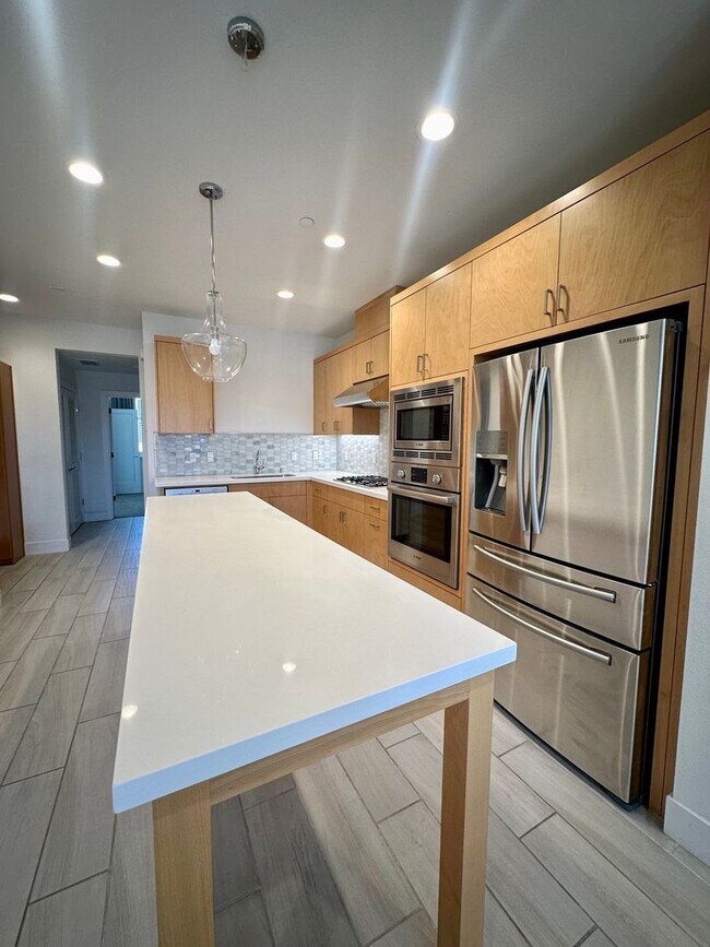 Building Photo - Lovely 3 BEDROOM 3 BATH!!