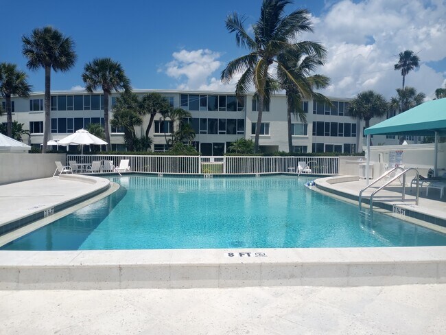 Foto del edificio - 100 Sands Point Rd