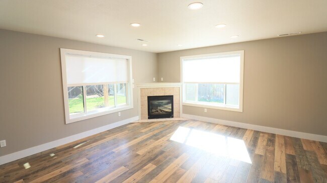 Building Photo - Must see 3/2 home close to Old Mill district