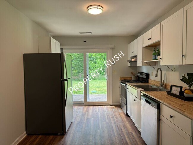 Foto del edificio - 8740 Millard Lee Ln