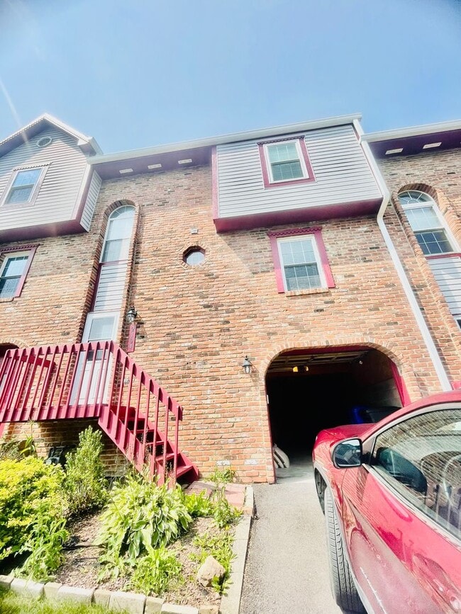 Building Photo - 3-Bedroom 2.5 bath Townhome in Imperial – Style, Space & Sophistication