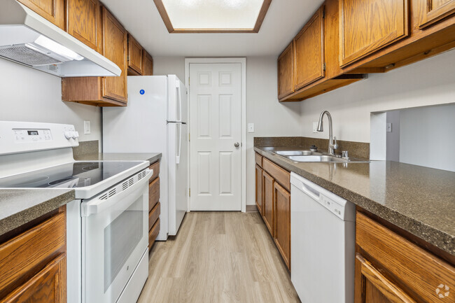 1BR, 1BA - 700SF - Kitchen - Washington Square