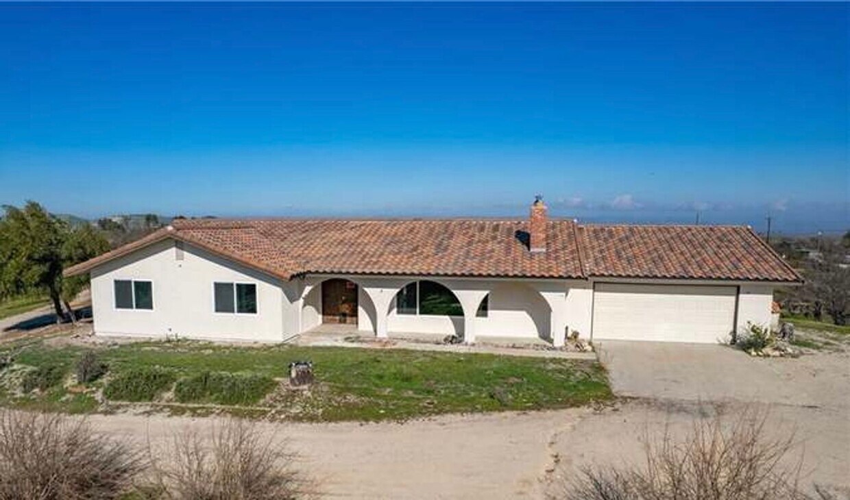 Foto principal - Gorgeous 3 Bedroom 3 Bath Ranch Style Sing...