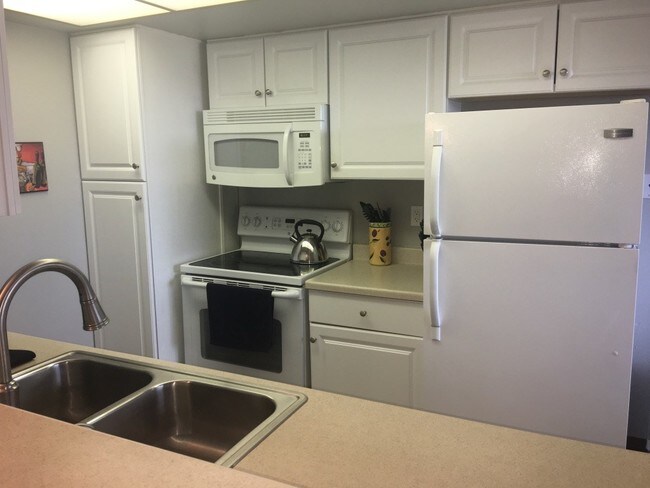 Building Photo - 3340 Rosalinda Dr