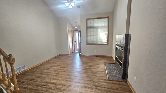 Foto del edificio - 2-Bed 1 bath Townhouse Retreat in Plymouth with Spacious 1208 Sq Ft Layout.